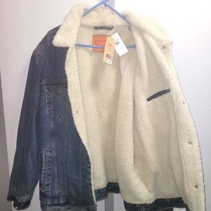 Levi Jean jacket with fur inside very warm. Brand NEW
